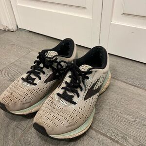 Brooks Ghost 13 Gray Running Shoes 1203381B073 Women's 9.5